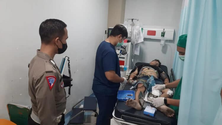 Minibus Tabrak Warung Nasi Uduk di Pondok Aren, Tiga Orang Luka-Luka