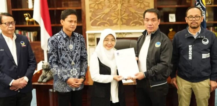 Dewi - Iing menerima rekomendasi dari DPP Partai NasDem, Selasa (9/7/2024) malam. (ISTIMEWA)