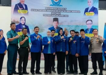 Jajaran pengurus HNSI Banten, foto bersama saat menggelar Musda ke IV masa Bhakti 2024-2029. Dalam Musda tersebut, Mantan Direktur anak Perusahaan Badan Usaha Milik Daerah (BUMD) Kabupaten Serang, yaitu Neneng Srihastuti Handayani satu satunya sebagai kandidat Ketua DPD HNSI Banten. (SIDIK/SATELITNEWS.COM)