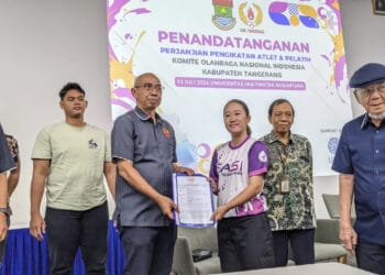 Ketua KONI Kabupaten Tangerang Eka Wibayu menyerahkan surat perjanjian dengan atlet, Kamis (11/7). (ISTIMEWA)