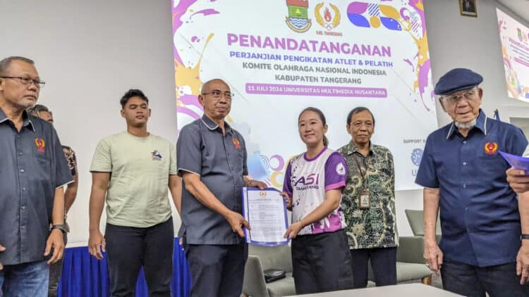 Ketua KONI Kabupaten Tangerang Eka Wibayu menyerahkan surat perjanjian dengan atlet, Kamis (11/7). (ISTIMEWA)