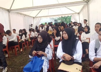 Sejumlah Pencaker antre untuk melamar pekerjaan, di acara Job Fair, beberapa waktu lalu. (DOKUMEN/SATELITNEWS.COM)