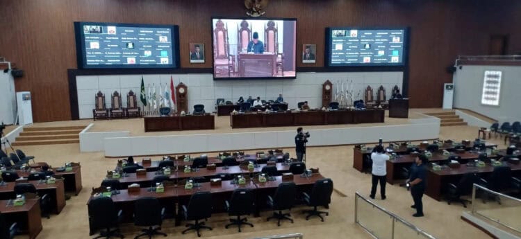 Penjabat (Pj) Gubernur Banten, Al Muktabar, saat menyampaikan tanggarapannya terhadap dua Rancangan Peraturan Daerah (Raperda) usul DPRD yakni Raperda tentang Pengelolaan limbah B3 dan Raperda perlindungan perempuan dan anak terhadap tindak kekerasan. Tanggapan itu disampaikan pada Rapat Paripurna DPRD Provinsi Banten, Rabu (17/7/2024). (ISTIMEWA)