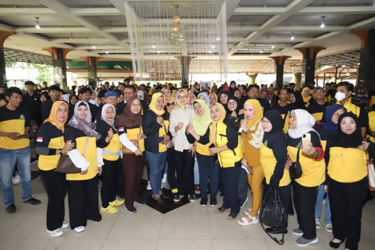 Airin Rachmi Diany, berfoto bersama dengan para relawan pendukung di Kota Tangerang. (ISTIMEWA)