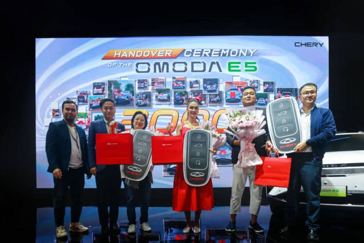 PT Chery Sales Indonesia (CSI) secara simbolis menyerahkan kunci 3.000 unit OMODA E5 kepada konsumen di Indonesia. (ISTIMEWA)