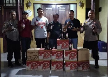 Personel Unit Reskrim Polsek Ciruas, Polres Serang, mengamankan ratusan botol miras dari toko kelontongan. (ISTIMEWA)