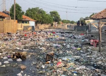 Sampah, nampak berserakan di Desa Lontar, Kecamatan Tirtayasa, Kabupaten Serang. (SIDIK/SATELITNEWS.COM)