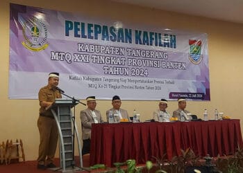 PEMAPARAN: Plh Sekretaris Daerah Kabupaten Tangerang, Soma Atmaja terlihat sedang memberikan pemaparan kepada para hafidz dan hafidzah dalam acara pelepasan kafilah di Hotel Yasmin, Kelurahan Binong, Kecamatan Curug, Senin (22/7). (ALFIAN HERIANTO)