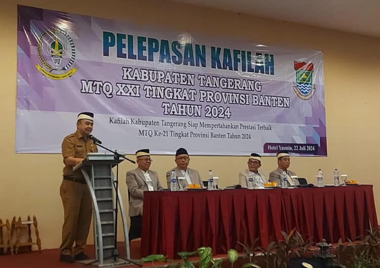 PEMAPARAN: Plh Sekretaris Daerah Kabupaten Tangerang, Soma Atmaja terlihat sedang memberikan pemaparan kepada para hafidz dan hafidzah dalam acara pelepasan kafilah di Hotel Yasmin, Kelurahan Binong, Kecamatan Curug, Senin (22/7). (ALFIAN HERIANTO)