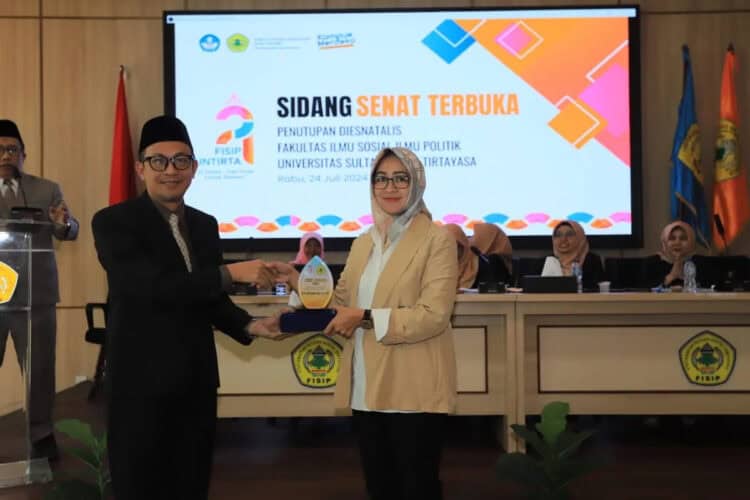 Airin Rachmi Diany, menerima penghargaan Fisip Award 2024. (ISTIMEWA)