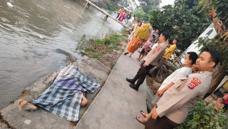 Jasad korban diduga tewas akibat tenggelam di Sungai, di evakuasi warga dan petugas Polisi. (ISTIMEWA)