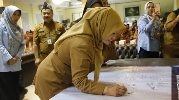 Bupati Pandeglang Irna Narulita, menandatangani kerjasama penanganan bencana. (ISTIMEWA)