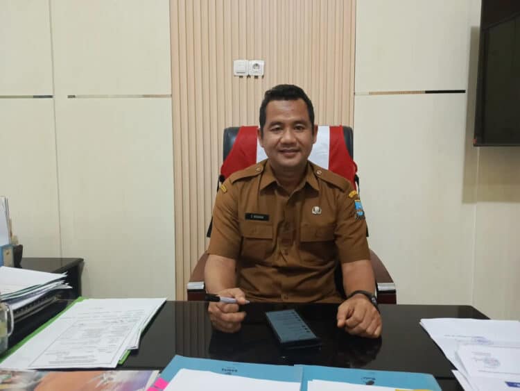 Sekretaris Disdikbud Kabupaten Serang, Eeng Kosasih, saat di ruang kerjanya. (DOKUMEN/SATELITNEWS.COM)