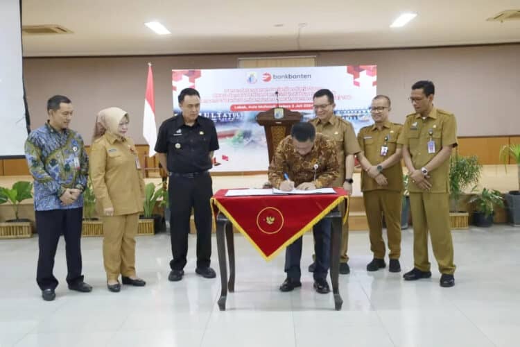 Pelaksana Tugas (Plt) Direktur Utama Bank Banten Rodi Judo Dahoro tengah menandatanganani Perjanjian Kerja Sama (PKS) bersama BPKAD dan Bapenda Pemerintah Kabupaten Lebak yang dilaksanakan di aula Multatuli, Sekretariat Daerah (Setda) Kabupaten Lebak, Selasa (2/7/2024). (LUTHFI/SATELITNEWS.COM)