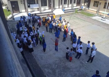 Kegiatan MPLS 2024 di SMK MIFA Tunjung Teja, Kabupaten Serang, menggelar simulasi penanganan bencana gempa bumi. (ISTIMEWA)
