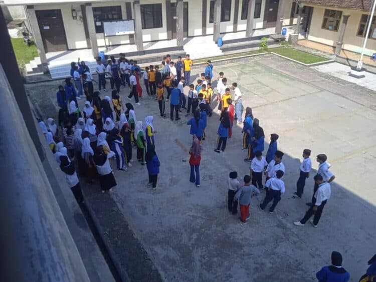 Kegiatan MPLS 2024 di SMK MIFA Tunjung Teja, Kabupaten Serang, menggelar simulasi penanganan bencana gempa bumi. (ISTIMEWA)