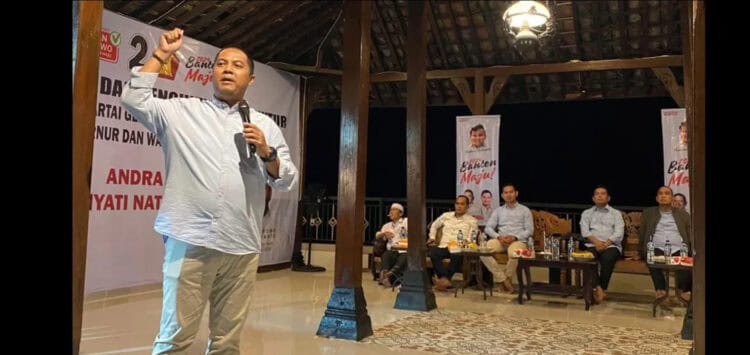 Rifky Hermiansyah, sampaikan sambutan usai menerima SK tim pemenangan Andra - Dimyati. (ISTIMEWA)