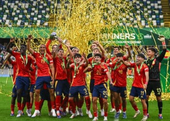Para pemain timnas Spanyol merayakan keberhasilan menjadi juara. (ISTIMEWA)