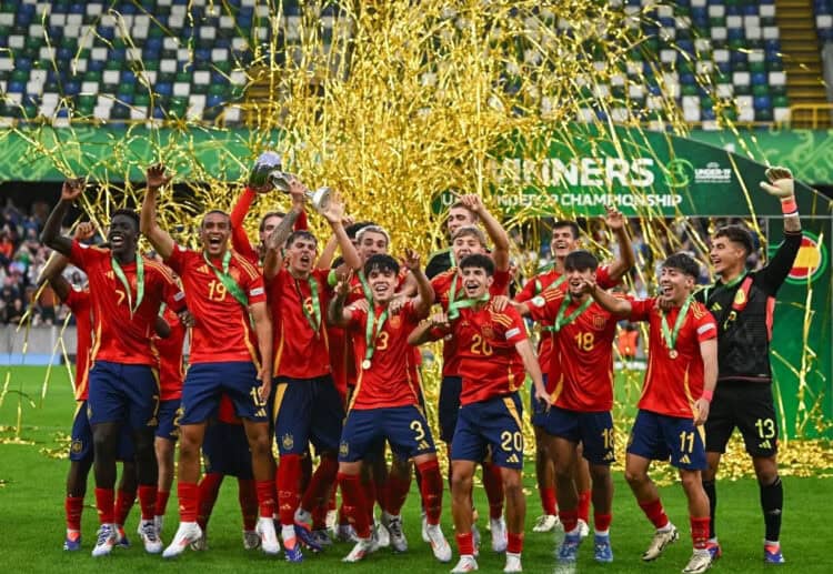 Para pemain timnas Spanyol merayakan keberhasilan menjadi juara. (ISTIMEWA)