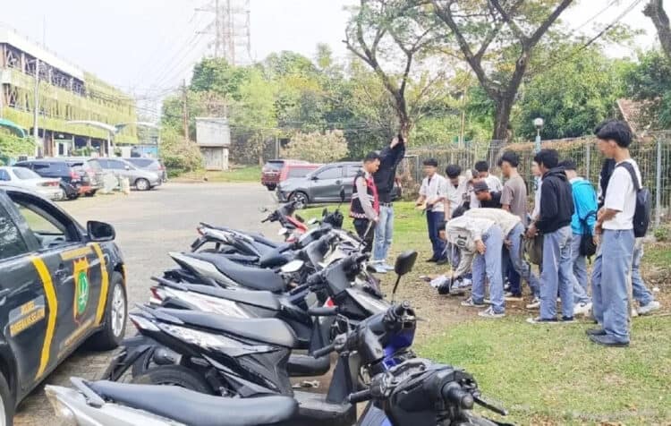 DIAMANKAN: Polisi mengamankan belasan siswa yang diduga akan melakukan tawuran. Polisi juga menyita delapan sepeda motor yang digunakan. (ISTIMEWA)