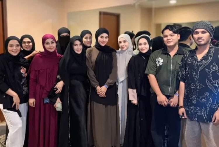 Wanda Hara Ikut Kajian Ustad Hanan Attaki