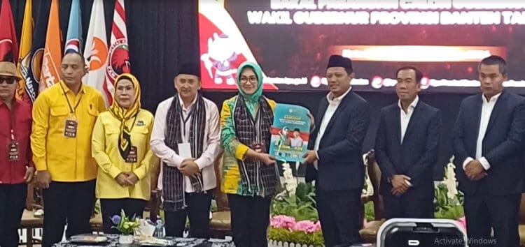 Daftar ke KPU Diiringi Ratusan Pendukung, Berkas Airin-Ade Dinyatakan Lengkap