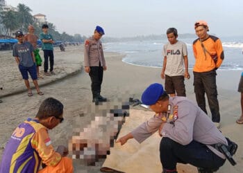 Personel Ditpolairud Polda Banten, evakuasi jasad korban yang diduga WNA., di Anyer, Kabupaten Serang. (ISTIMEWA)