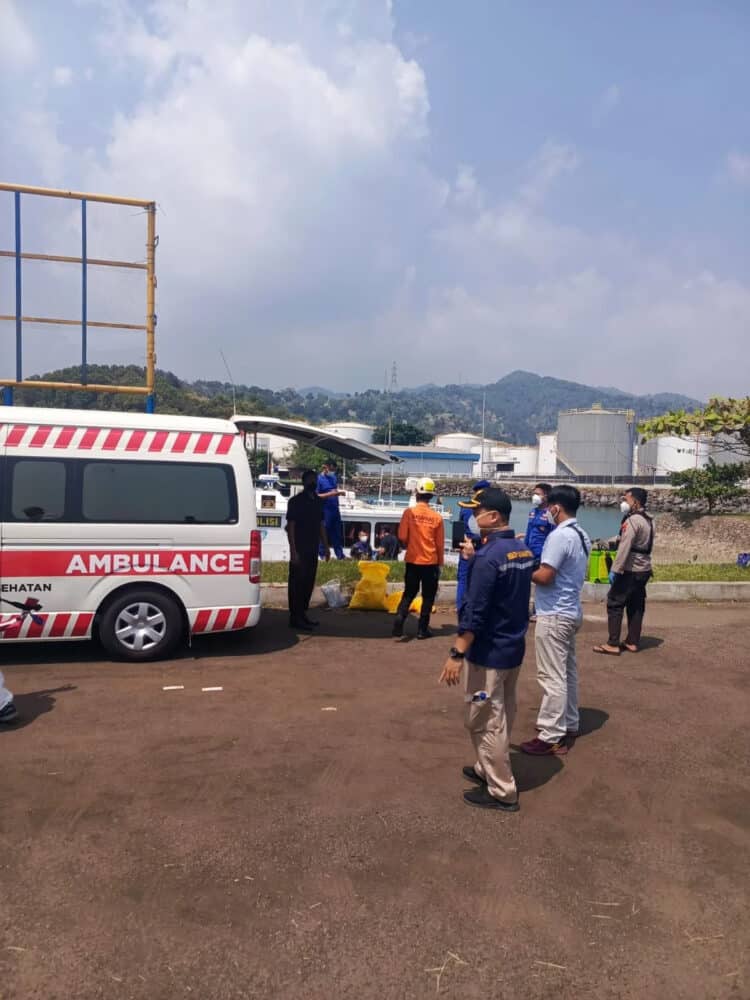 Petugas Kepolisian dan Basarnas Banten, melakukan evakuasi mayat di Pulorida. (ISTIMEWA)