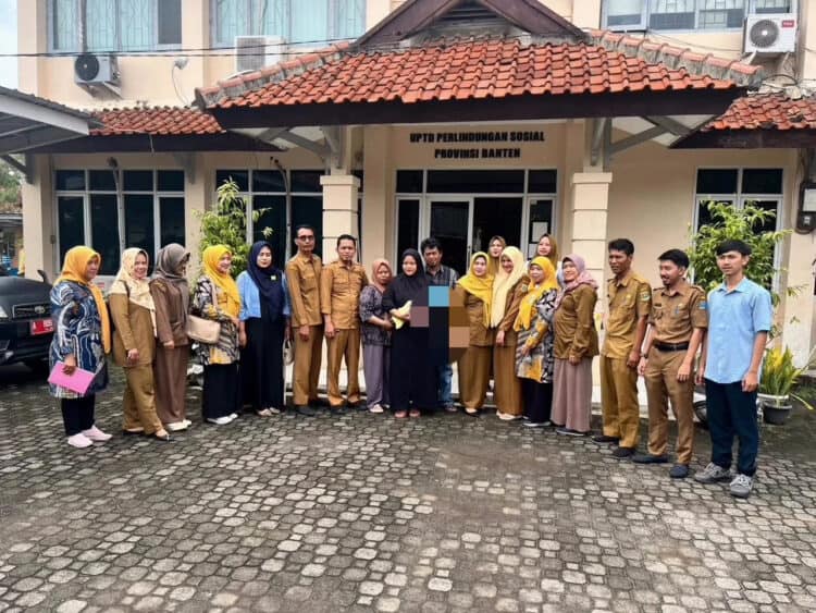 Komnas PA Kabupaten Serang, serahkan bayi kepada keluarganya. (ISTIMEWA)