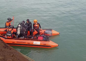 Petugas Basarnas dan tim gabungan, melakukan pencarian terhadap wisatawan yang menghilang di Pantai Lippo Carita, Kabupaten Pandeglang, Rabu (7/8/2024). (ISTIMEWA)