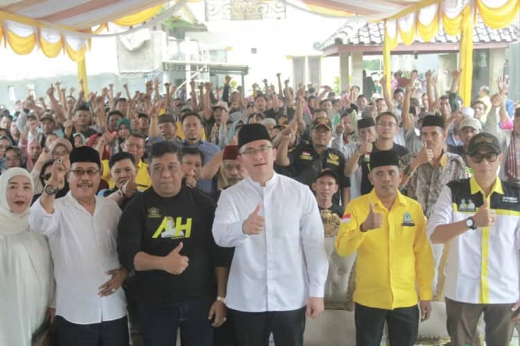 Balon Bupati Serang, Andika Hazrumy, berfoto bersama para pendukungnya. (ISTIMEWA)
