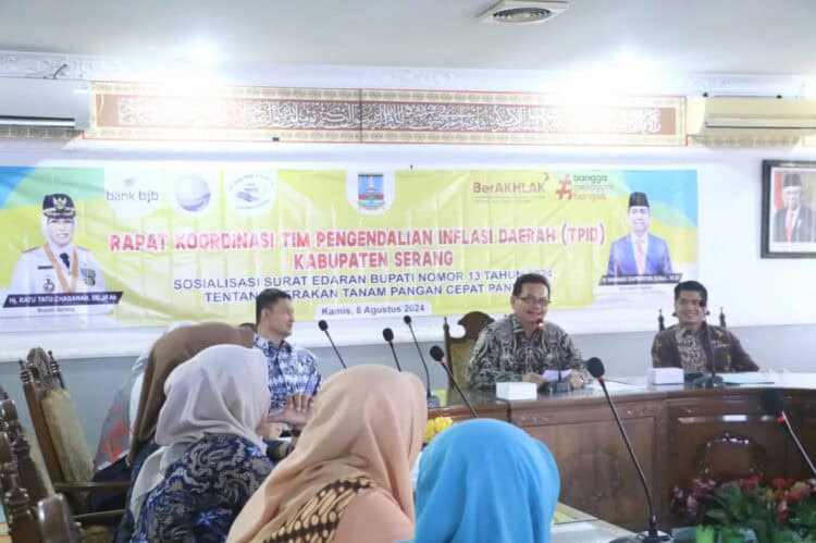 Asda 2 Pemkab Serang, pimpin rapat pengendalian inflasi daerah, di ruang TB Syam'un, Kamis (8/8/2024). (SIDIK/SATELITNEWS.COM)