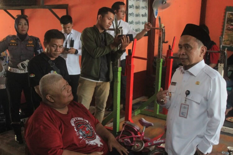 Pj Walikota Serang Yedi Rahmat saat meninjau tempat latihan Rizki Juniansyah Sasana Bulldog Gym di Perumahan RSS Pemda, Kota Serang, Jumat (9/8/2024). (LUTHFI/SATELITNEWS.COM)