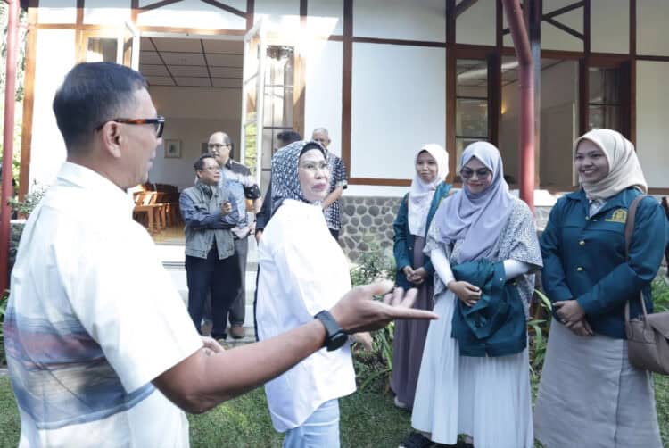 Bupati Serang Ratu Tatu Chasanah, berbincang dengan jajarannya. (SIDIK/SATELITNEWS.COM)