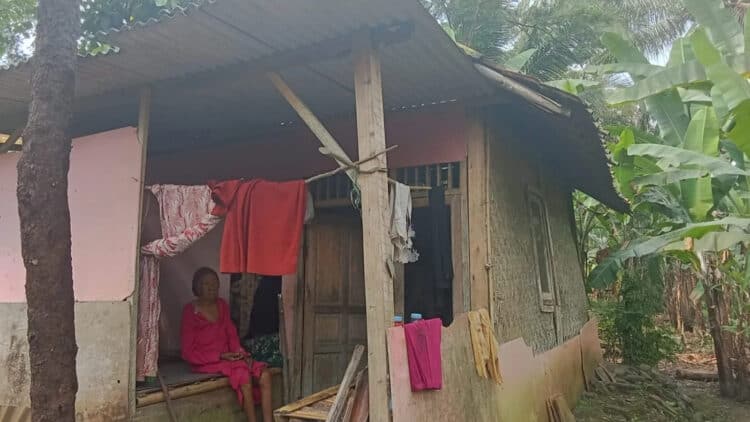 Gubuk yang selama ini ditempati Sarkati. (ADIB FAHRIE/SATELITNEWS.COM)
