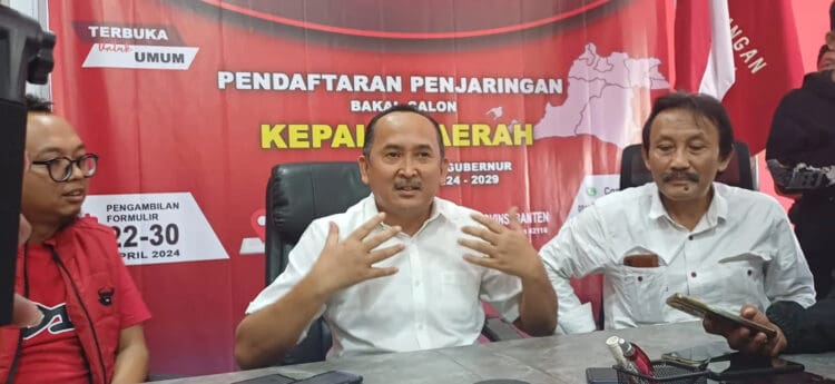 Balon Gubernur Banten, Ade Sumardi, menggelar konferensi pers untuk menjelaskan duduk perkara pencabutan surat pengunduran diri sekaligus membantah mundur dari pencalonan, Selasa (13/8/2024). (LUTHFI/SATELITNEWS.COM)