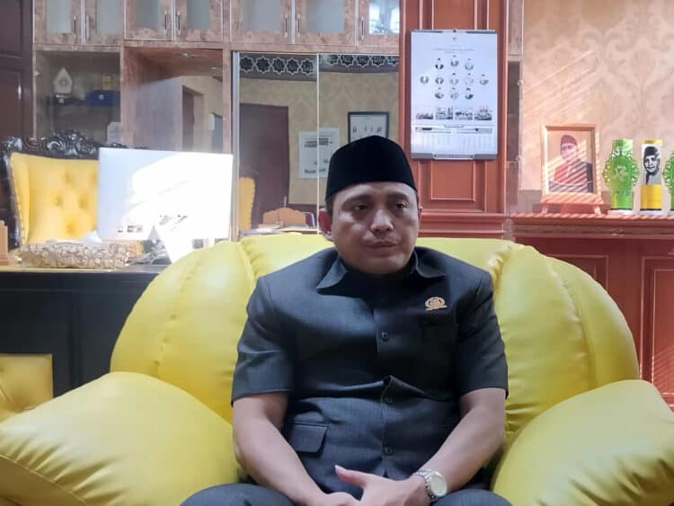 Ketua DPRD Kabupaten Serang, Bahrul Ulum, saat ditemui di ruang kerjanya. (SIDIK/SATELITNEWS.COM)