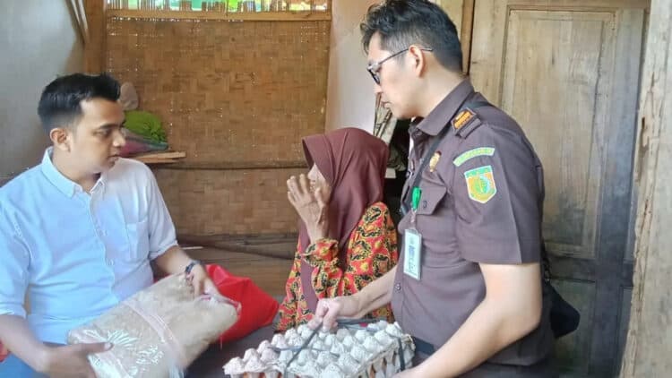 Pegawai Kejari Pandeglang, memberikan bantuan sosial kepada warga miskin di Kaduhejo, Kabupaten Pandeglang. (ADIB FAHRIE/SATELITNEWS.COM)