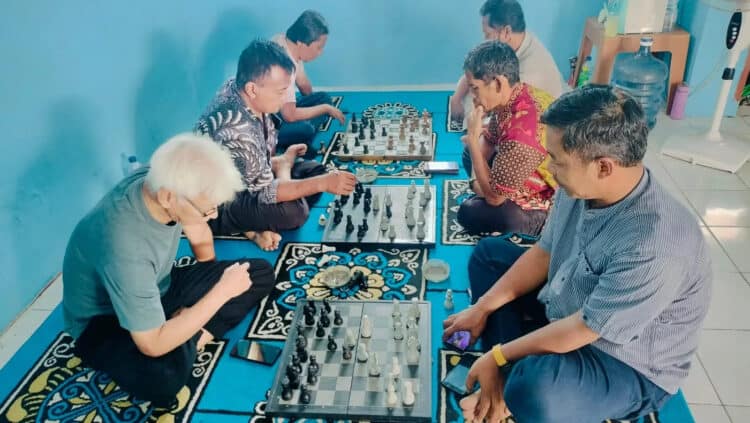 Perlombaan catur di Pokja Wartawan Kabupaten Pandeglang, dalam rangka mengisi HUT Kemerdekaan ke 79 Republik Indonesia. (ADIB FAHRIE/SATELITNEWS.COM)