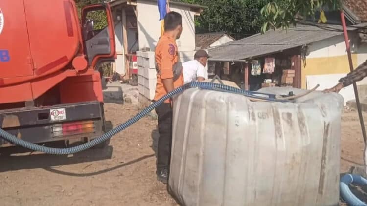 Petugas BPBDPK Kabupaten Pandeglang, salurkan bantuan air bersih bagi masyarakat yang membutuhkan. (ISTIMEWA)