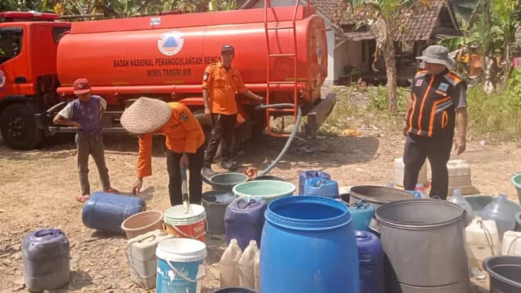 Krisis Air Bersih meluas. Petugas BPBDPK Kabupaten Pandeglang, tak henti - hentinya menyalurkan bantuan air bersih untuk masyarakat. (DOKUMEN/SATELITNEWS.COM)