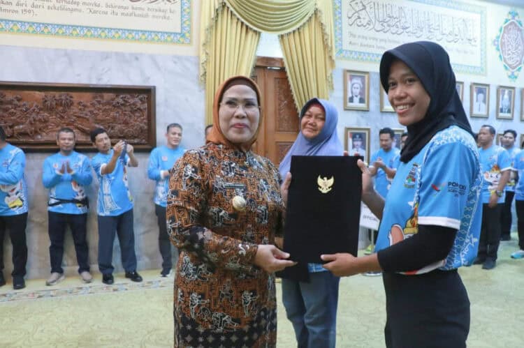 Bupati Serang Ratu Tatu Chasanah, lepas atlet PON. (ISTIMEWA)