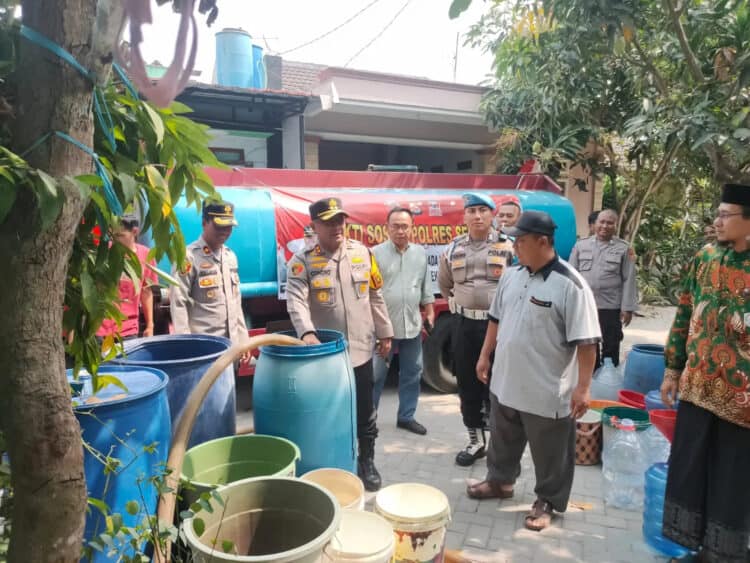 Kapolres Serang AKBP Condro Sasongko, turun langsung salurkan bantuan air bersih kepada warga yang kesulitan air bersih. (ISTIMEWA)