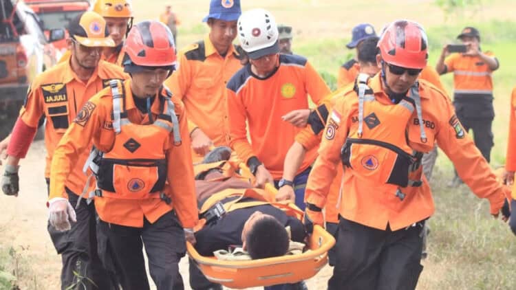 BPBD Provinsi dan Kabupaten, beserta masyarakat, melakukan simulasi kesiapsiagaan bencana, di Kecamatan Patia, Kabupaten Pandeglang, Kamis (29/8/2024). (ISTIMEWA)