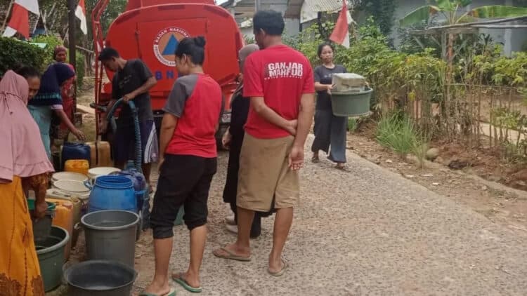 Ratusan warga di Kampung Lebak buluh, Desa Bungur copong, Kecamatan Picung, Kabupaten Pandeglang, mendapatkan bantuan air bersih. (ISTIMEWA)