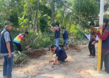 Mahasiswa KKN UNMA Banten, membantu masyarakat membersihkan lingkungan, persiapan Agustusan. (ISTIMEWA)