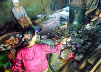 Nenek Kanilah dan Cucunya, Mumun, sedang membuat kue Serabi, di dapur rumahnya, Selasa (13/8/2024). (MARDIANA/SATELITNEWS.COM)