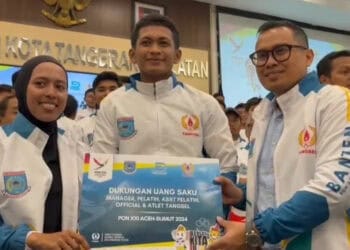 Wakil Wali Kota Tangerang Selatan Pilar Saga Ichsan menyerahkan uang saku kepada atlet yang berangkat ke PON Aceh-Sumut, Jumat (23/8). (EKO SETIAWAN/SATELITNEWS)