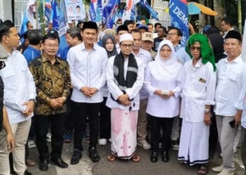 Pasangan Balon Bupati dan Wakil Bupati Pandeglang, Dewi - Iing, didampingi Pengurus Parpol Koalisi pengusung, ulama dan tim pemenangan, berorasi di hadapan massa pendukungnya, setelah daftar ke KPU Pandeglang, Rabu (28/8/2024). (ADIB FAHRIE/SATELITNEWS.COM)