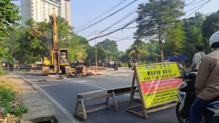 Jembatan Kali Angke di Ciputat Mulai Diperbaiki